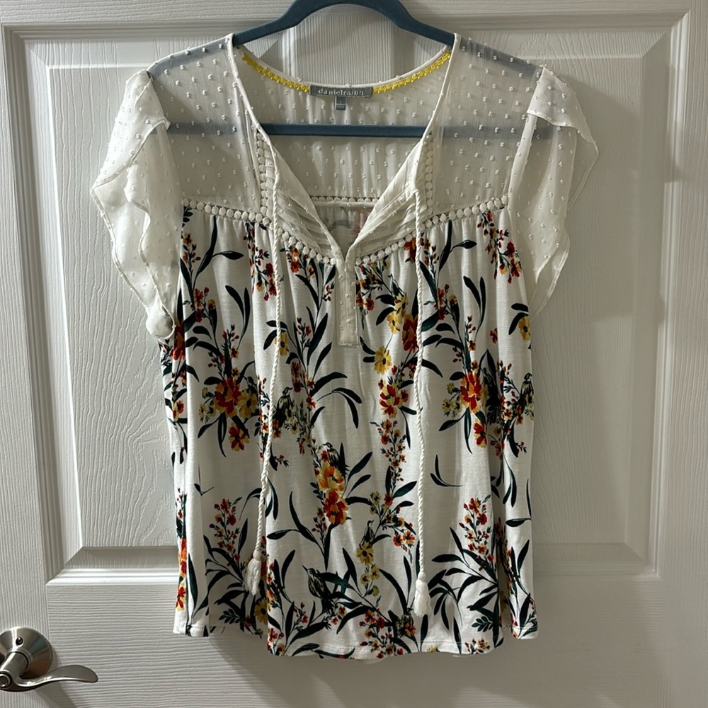 Daniel Rainn women’s large shirt